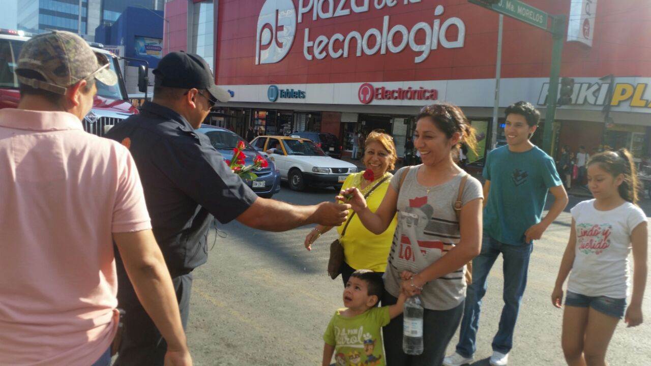 Regalan bomberos flores a mamás