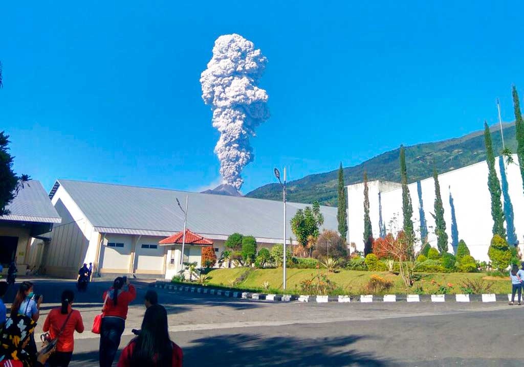 El volcán Merapi en la isla de Java entra en erupción