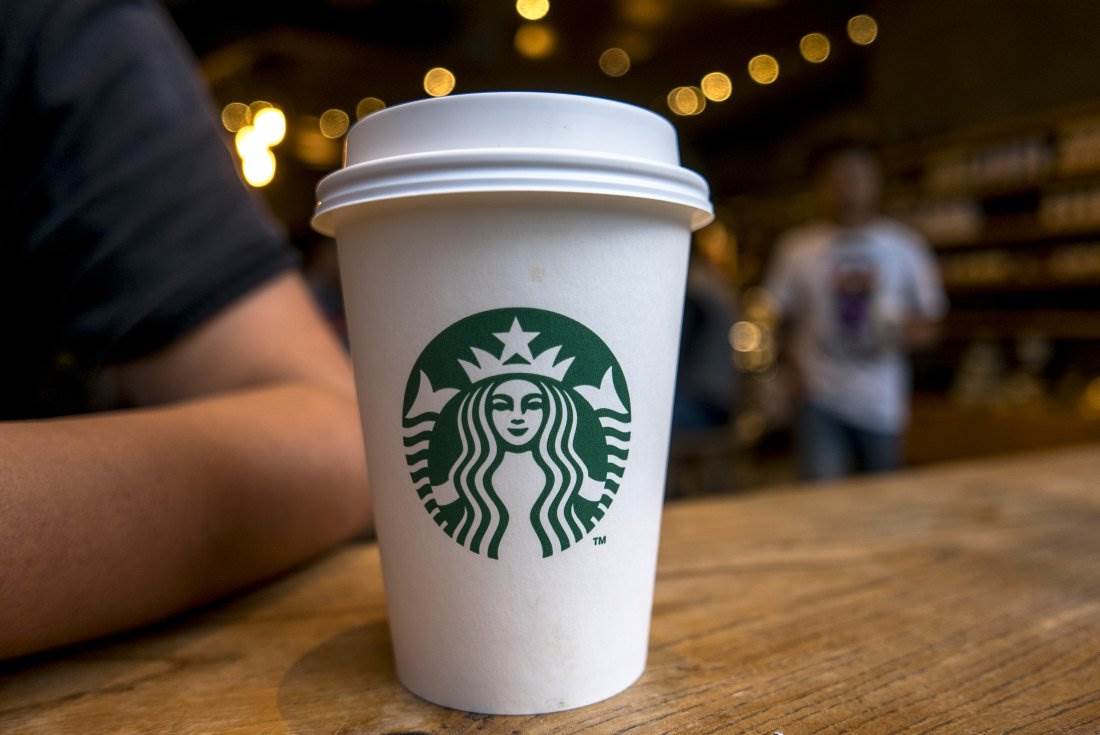 Starbucks lanza nueva política para combatir racismo