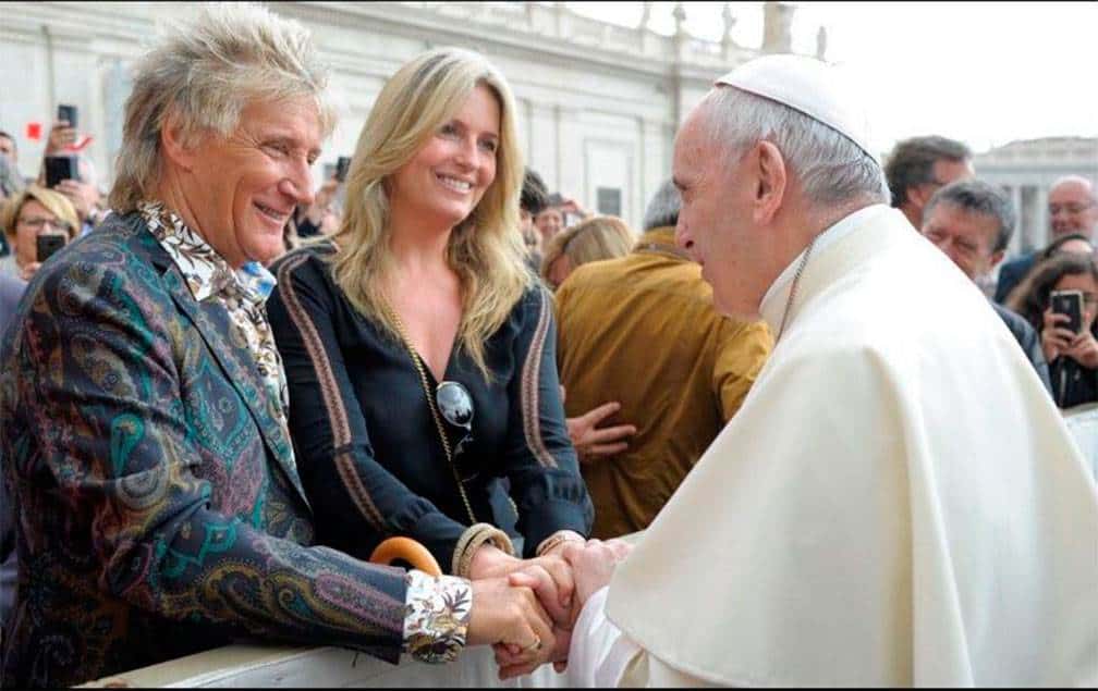 Rod Stewart saluda al Papa Francisco