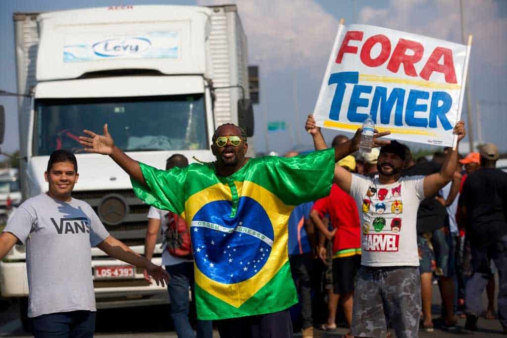 Continúa huelga de camioneros furiosos por aumento del combustible en Brasil