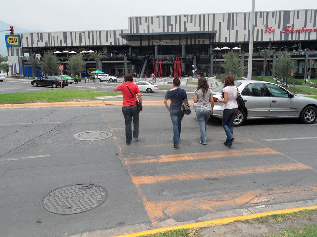Olvidan al peatón en Valle Oriente