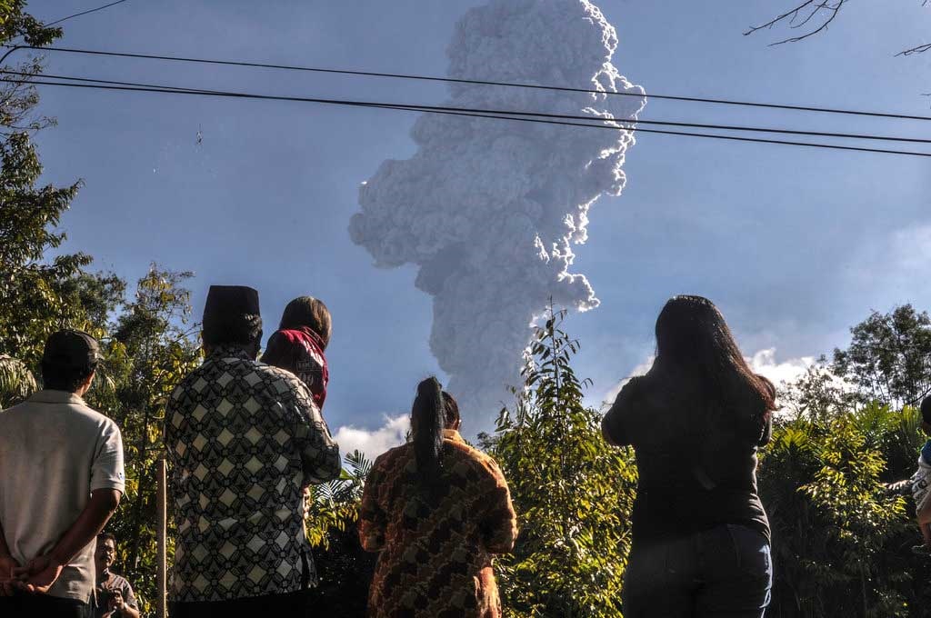 Volcán Merapi en Indonesia expulsa ceniza a una altura de 6 kilómetros