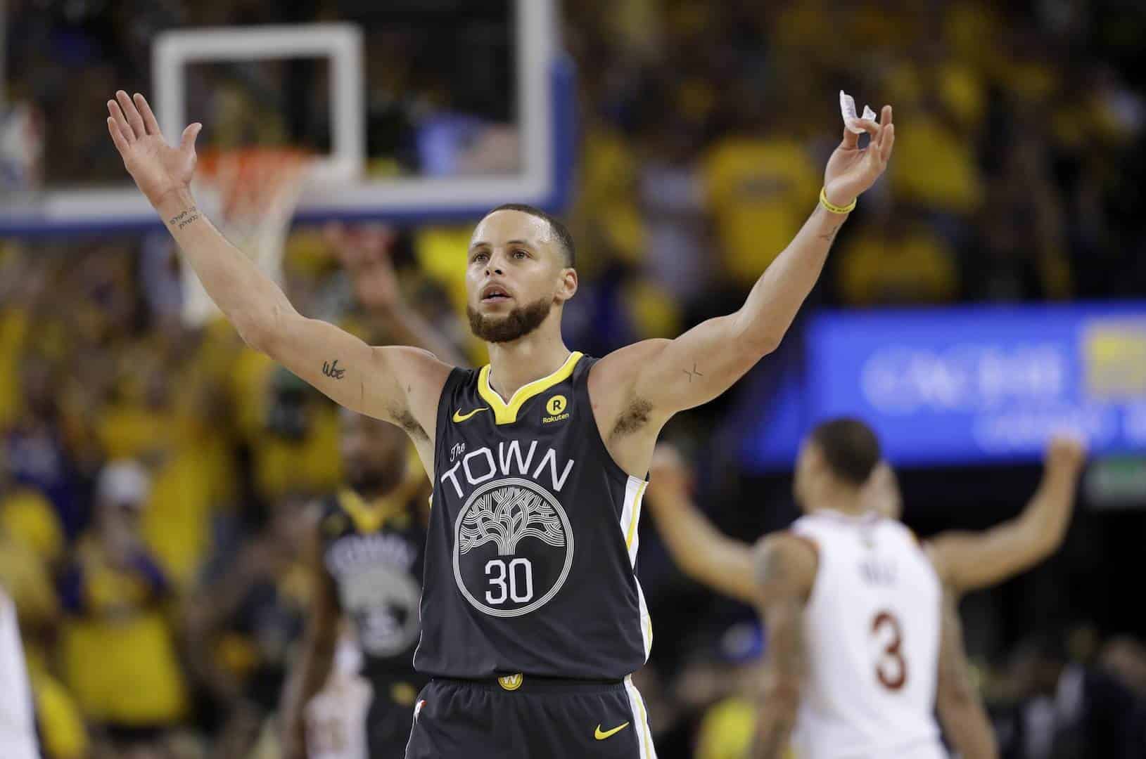 Curry comanda a Warriors que toman ventaja de 2-0