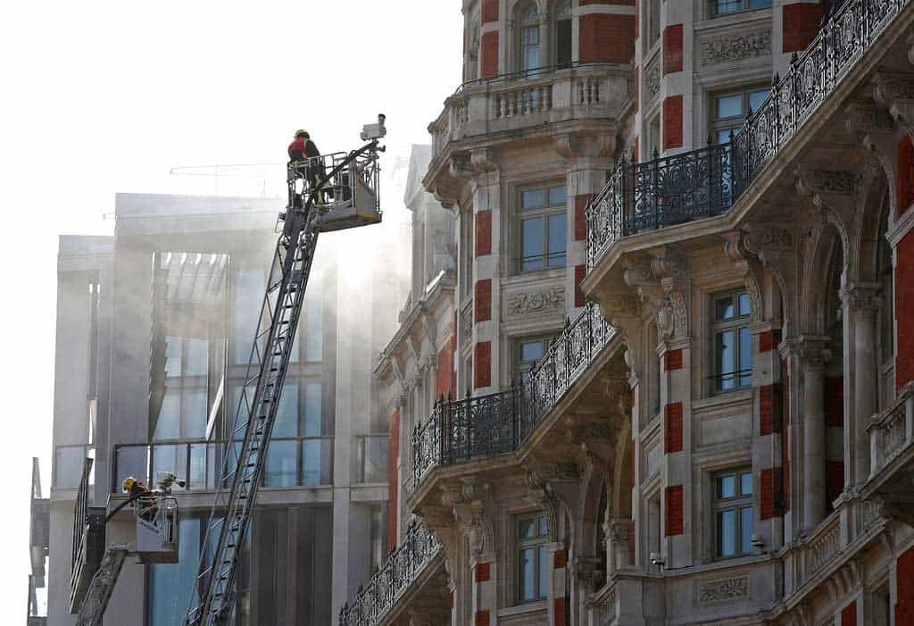 Más de 100 bomberos combaten incendio en lujoso hotel de Londres