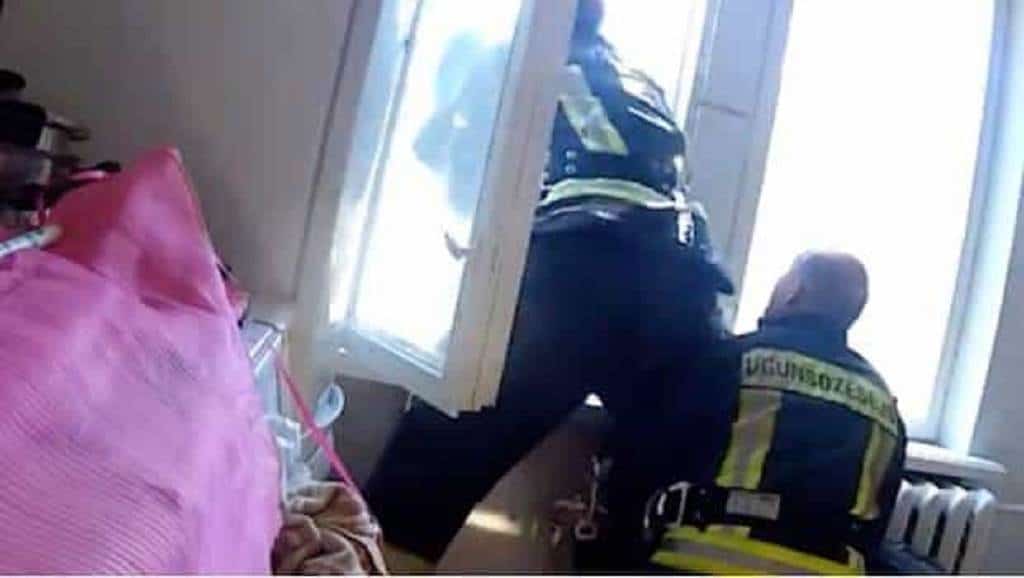 Bombero lo atrapa en al aire al lanzarse de edificio