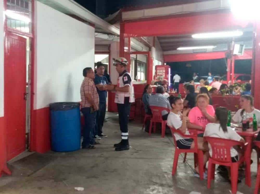 Flamazo en taquería deja a una mujer lesionada