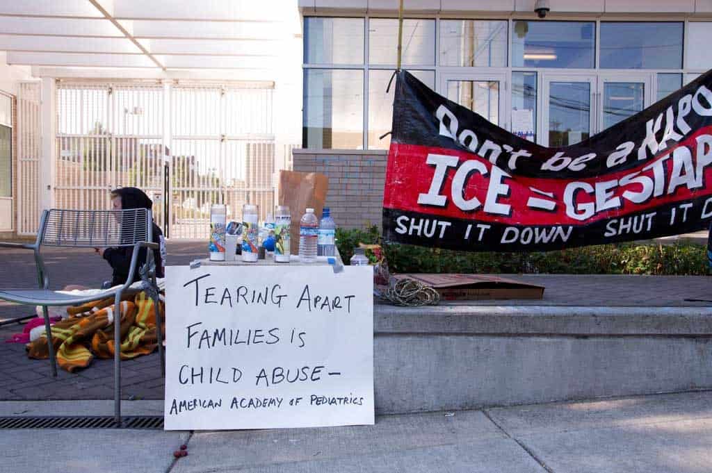 Oficina de ICE cierra por continúas protestas sobre inmigración en Oregón