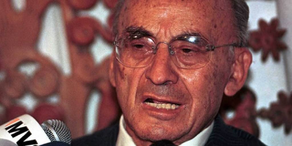 Internan en hospital a Luis Echeverría por neumonía