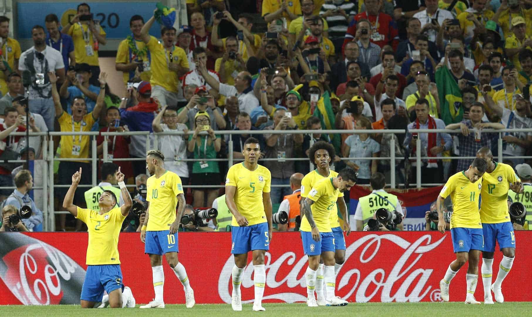 Brasil cumple y será rival de México en octavos