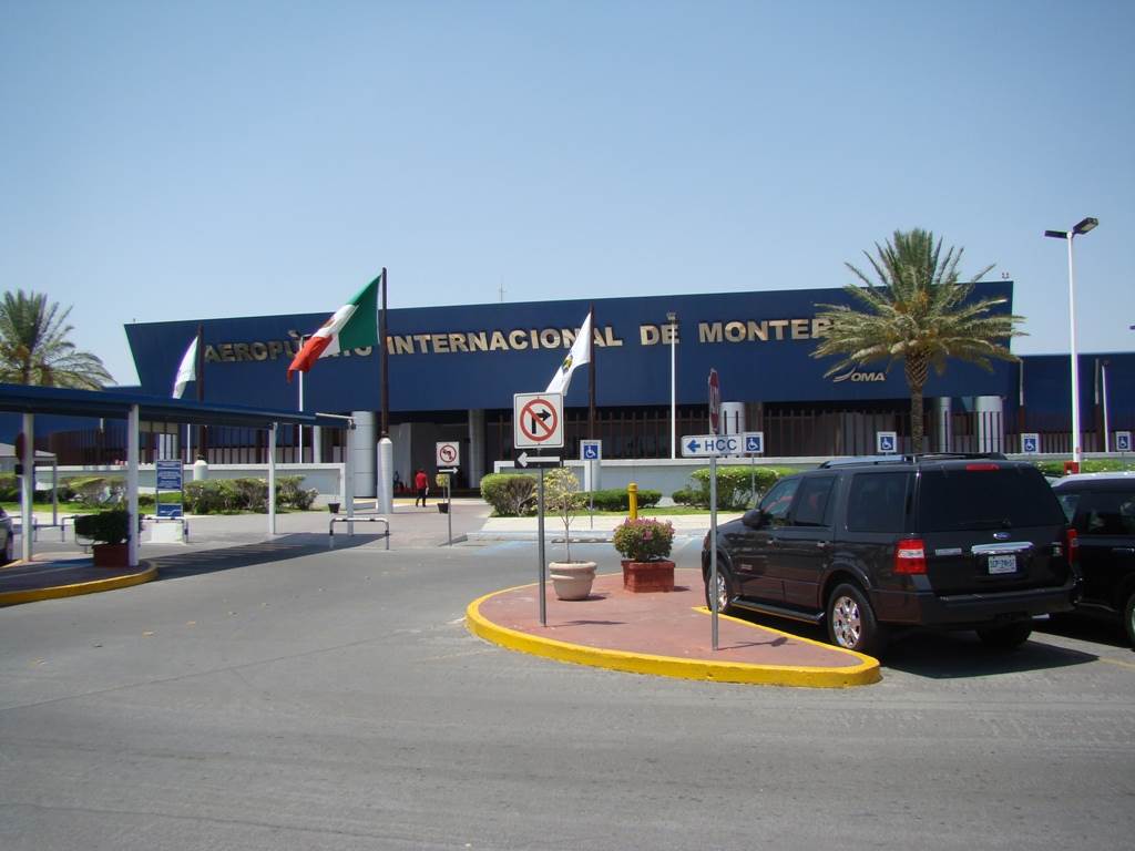 Por bache desvían vuelos en Monterrey