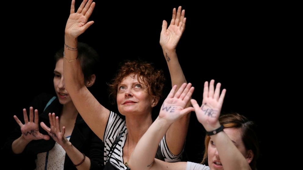 Detienen a Susan Sarandon en protesta anti-Trump