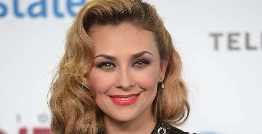 Aracely Arámbula impresiona con escote