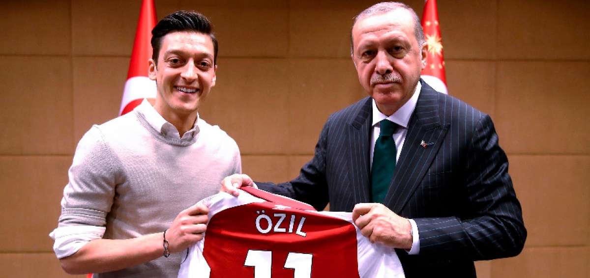 Özil abandona la selección alemana tras polémica foto con Erdogan