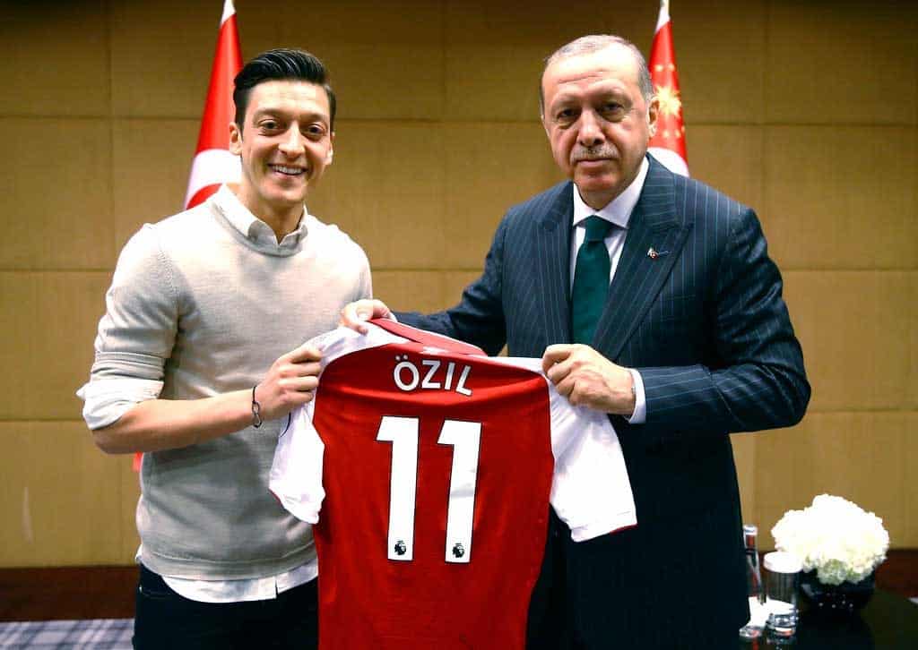 Renuncia de Özil a la selección de Alemania se extiende al ámbito político