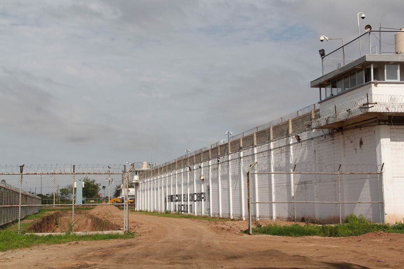 Reos se disfrazan de guardias y escapan de penal de Sinaloa