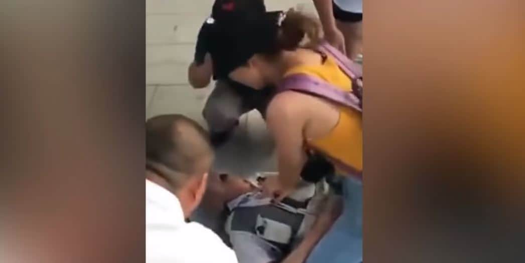 Estudiante resucita a anciano en una estación de tren