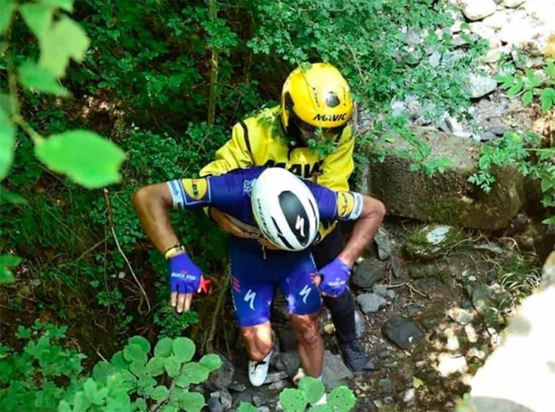 Ciclista cae por un barranco en el Tour de Francia