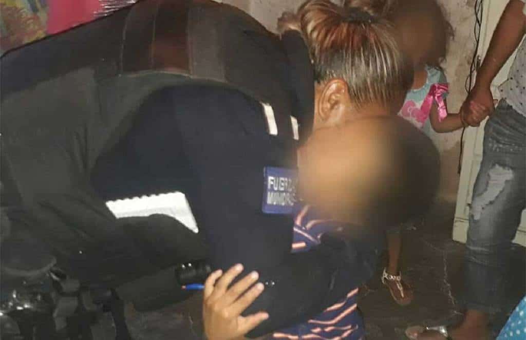 Regalan policías despensa a niños que no tenían  que comer