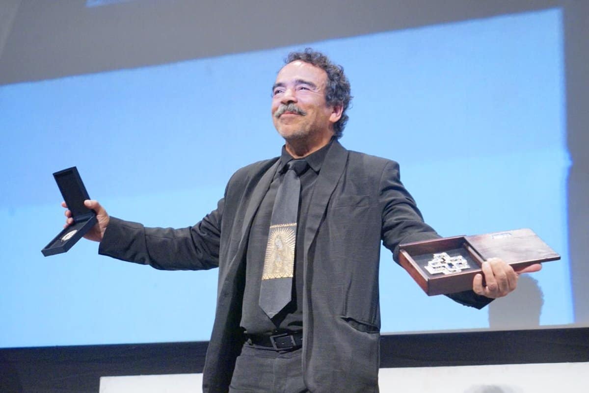 Damián Alcazar recibe la Cruz de Plata por su trayectoria