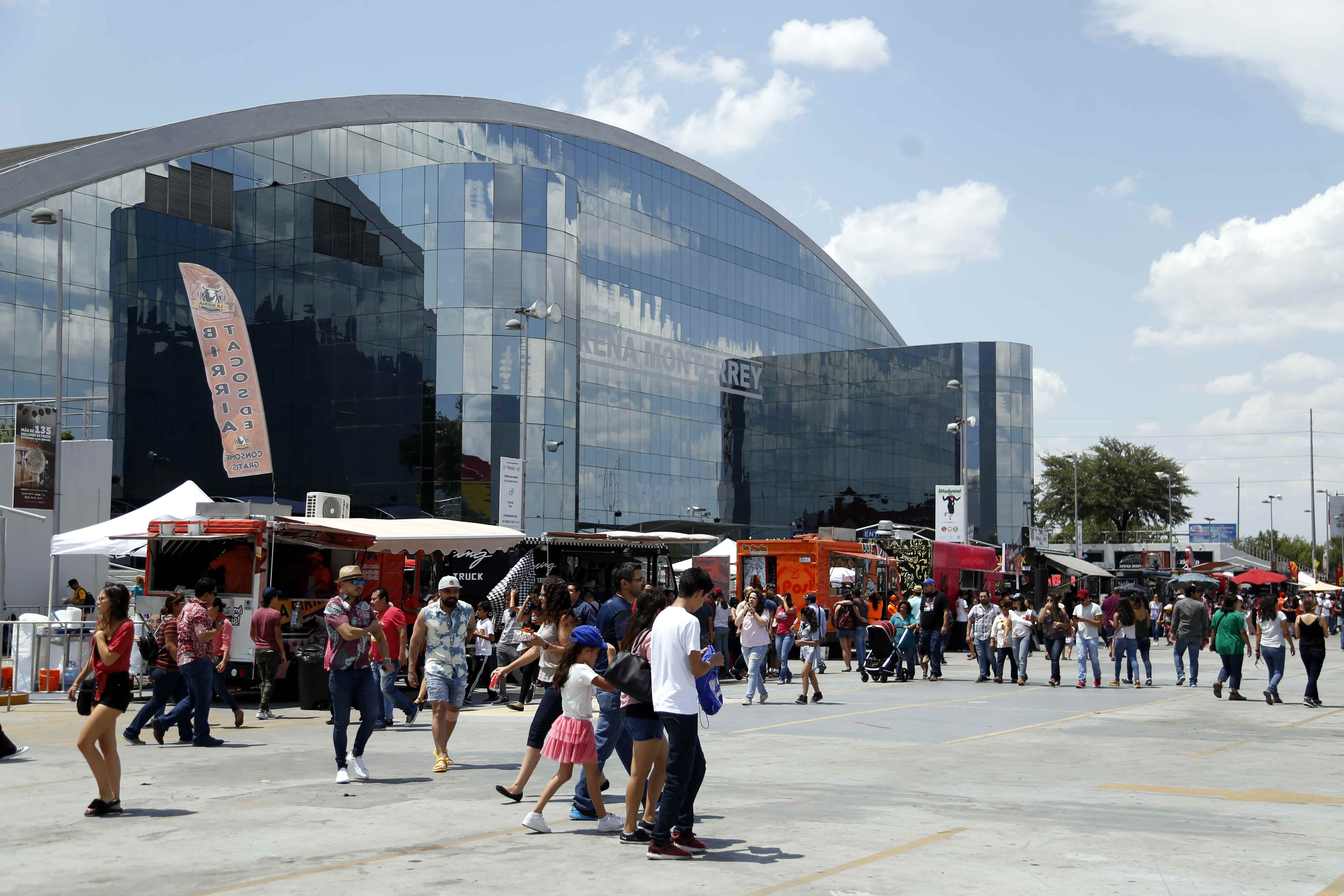 Regios disfrutan del Festival del Gordo