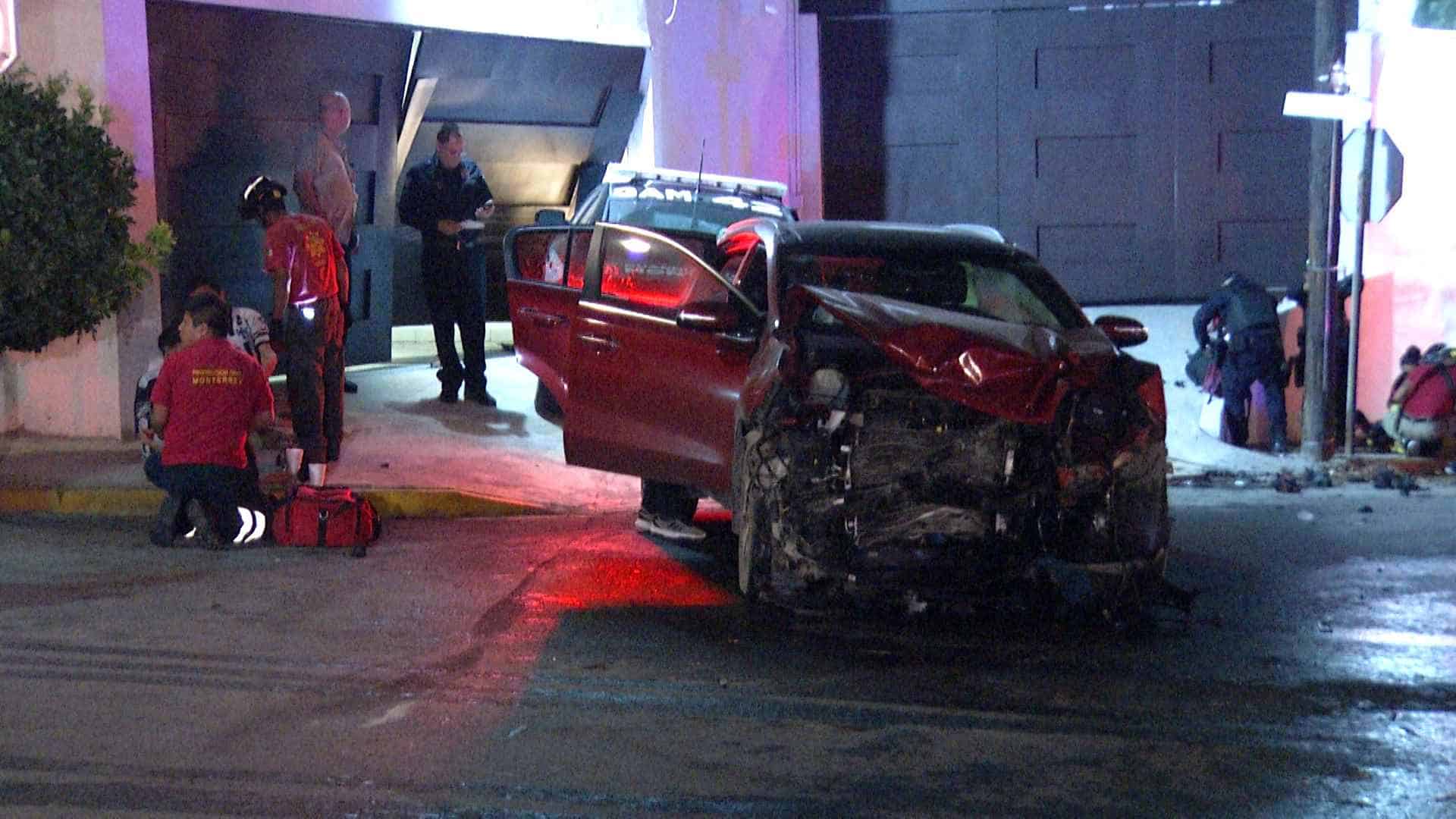 Patrulla ignora alto y se estrella contra camioneta en Col. Vista Hermosa