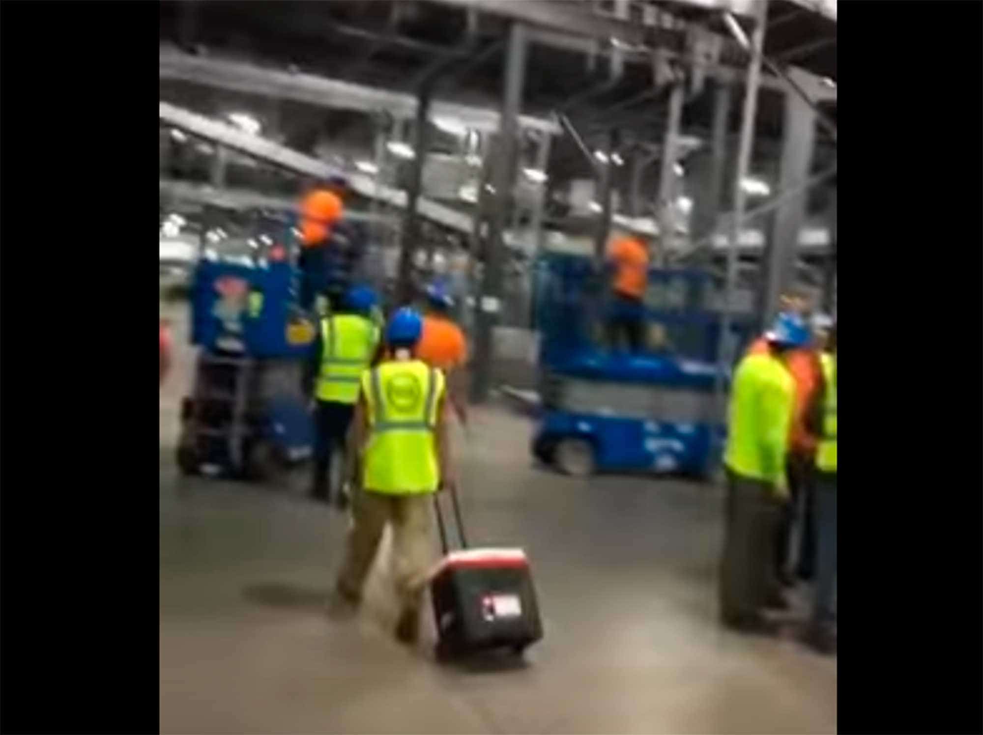 Video: Obreros mexicanos se unen y renuncian en fábrica de EUA