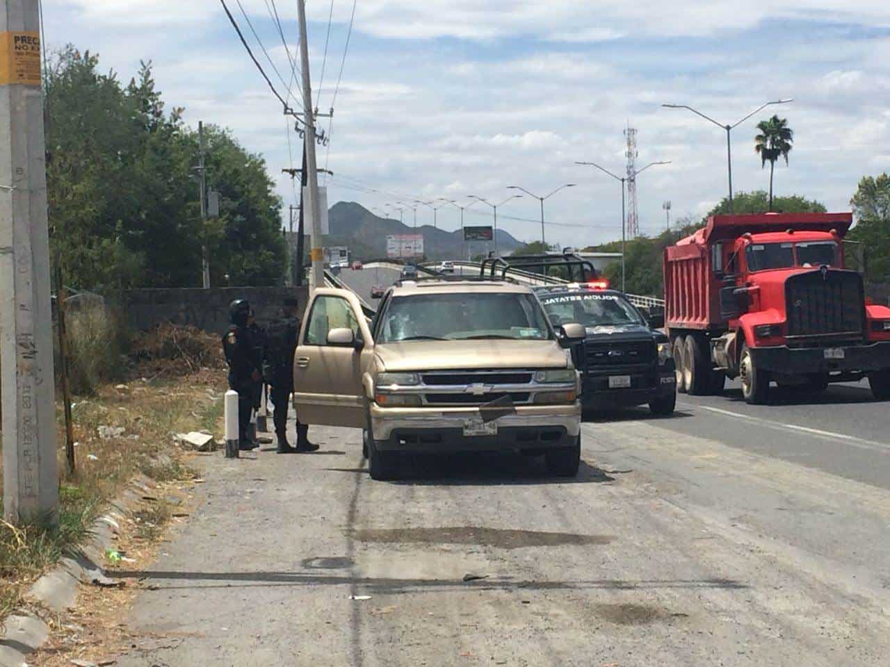 Hombres abandonan camioneta y huyen con armas