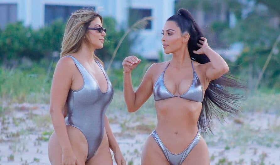 Kim Kardashian Presume Figura Con Bikini Plateado