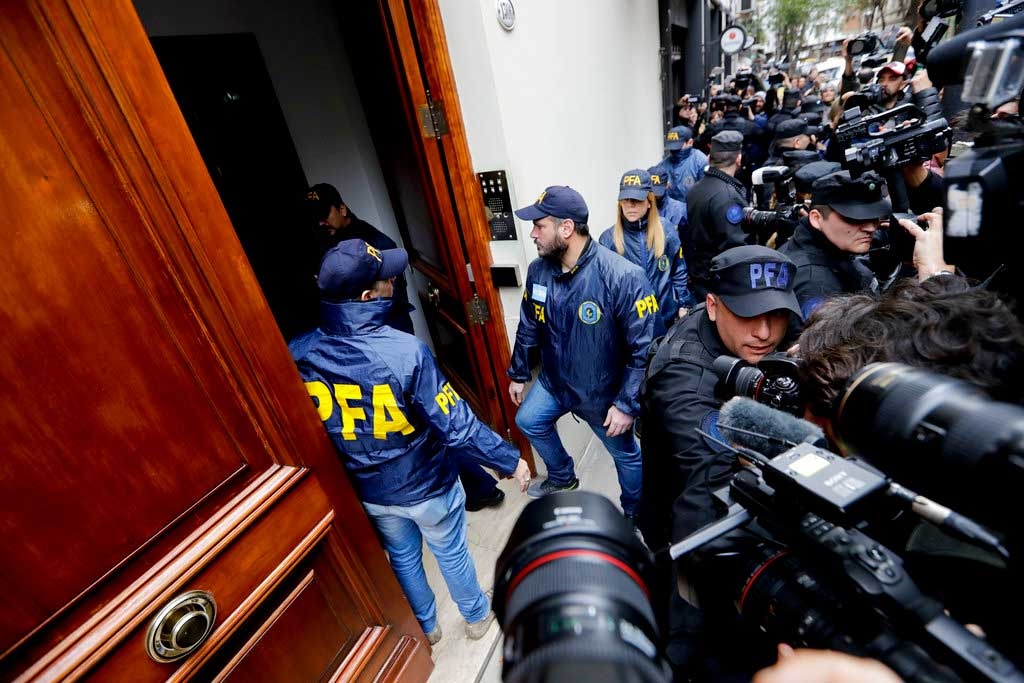 Allanan propiedades de expresidenta de Argentina, Cristina Fernández