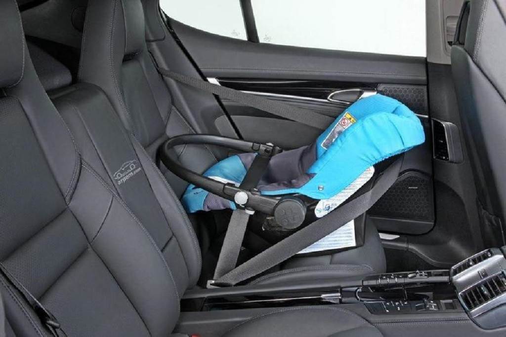 Olvidan a niño en auto y muere
