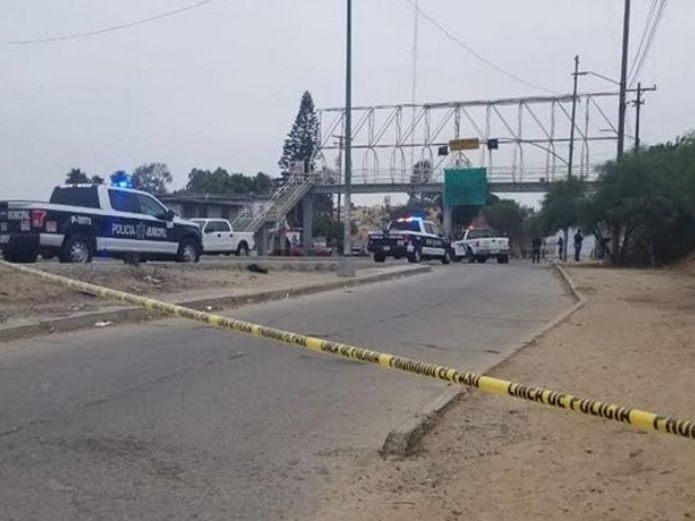 Cuelgan mensaje con cabeza de perro en puente