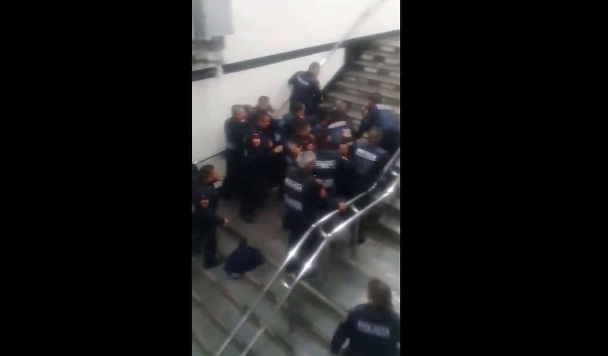 Viralizan agresión de policías a hombre en Metro de CDMX