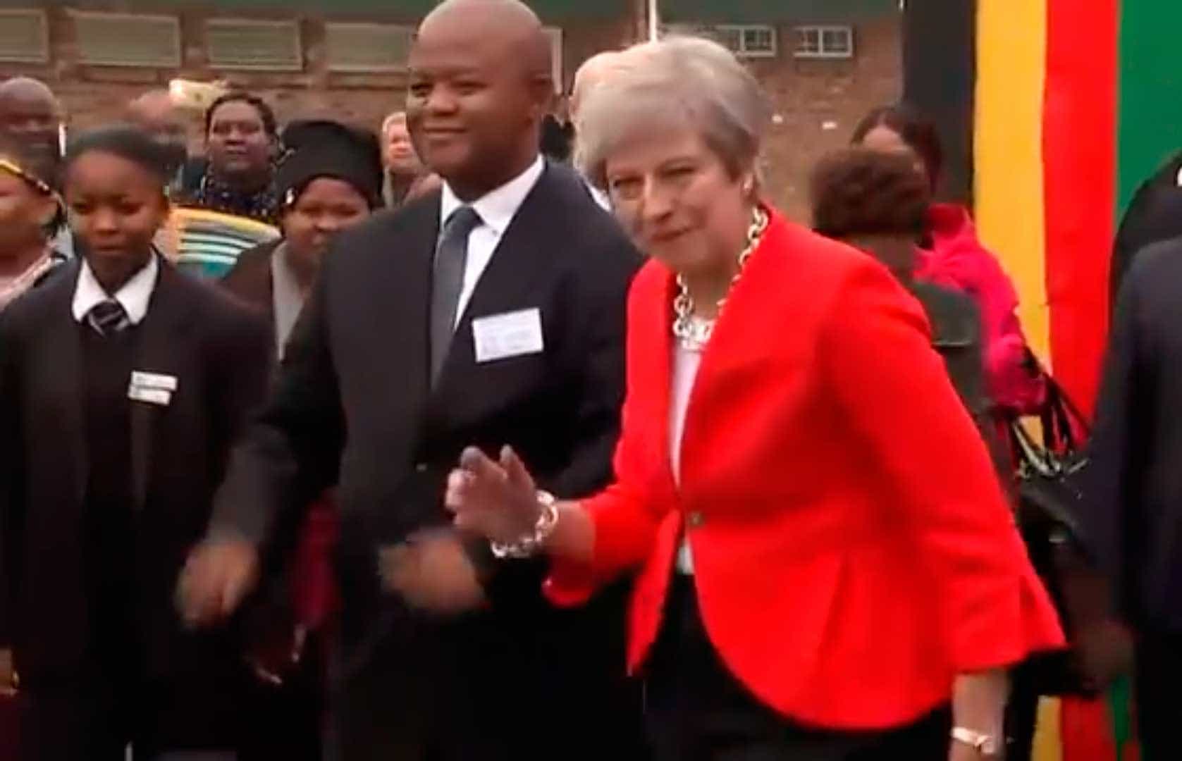 Video: Theresa May causa revuelo tras peculiar baile con música africana