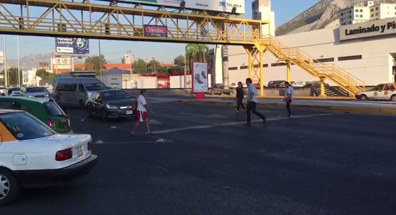 Peatones se arriesgan al no utilizar puentes