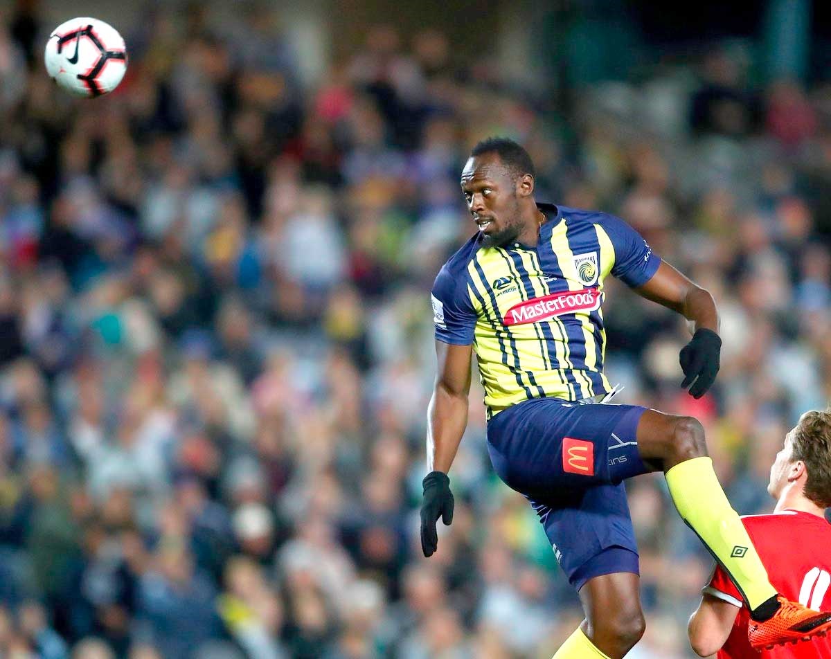 Usain Bolt debuta como futbolista y se le escapa el gol