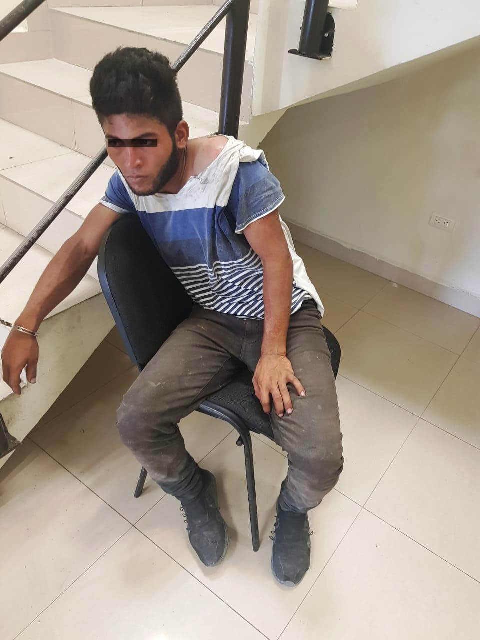 Hondureño le arrebata celular a mujer