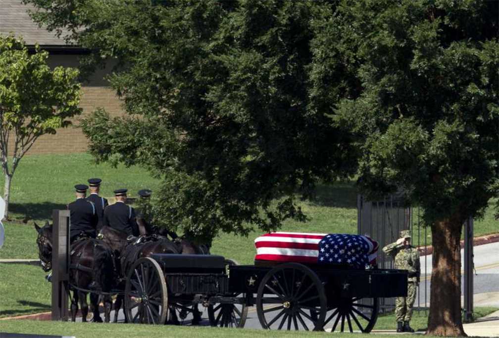 Sepultan a McCain en Academia Naval junto a un viejo amigo