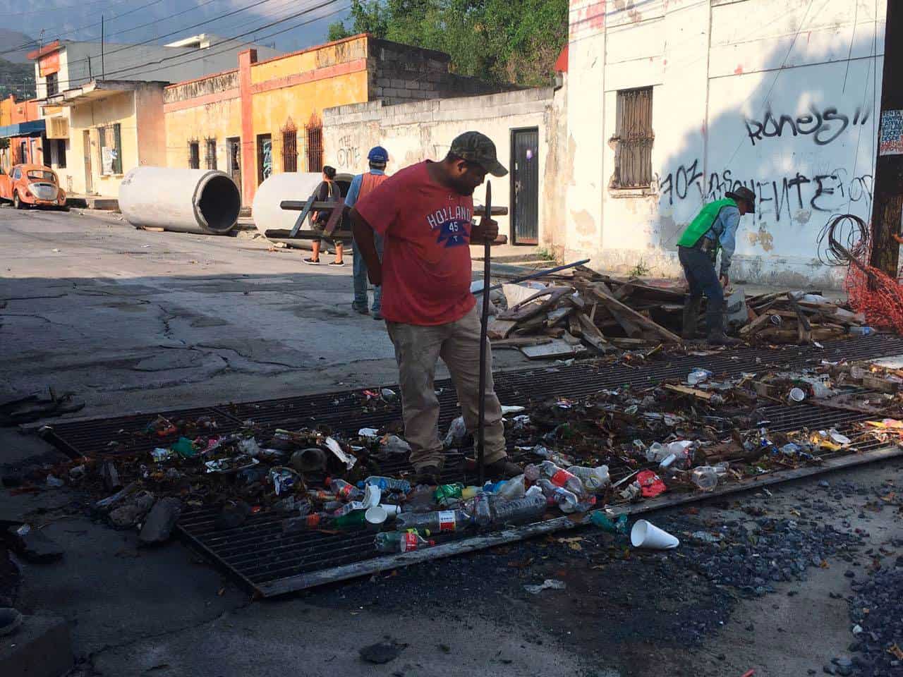 Limpian basura de alcantarillas en Monterrey
