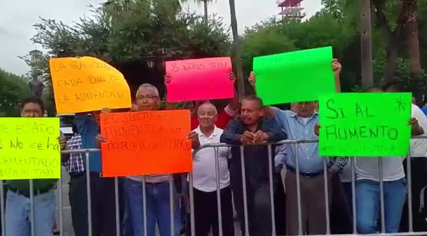 Protestan afuera de Palacio por alza al transporte