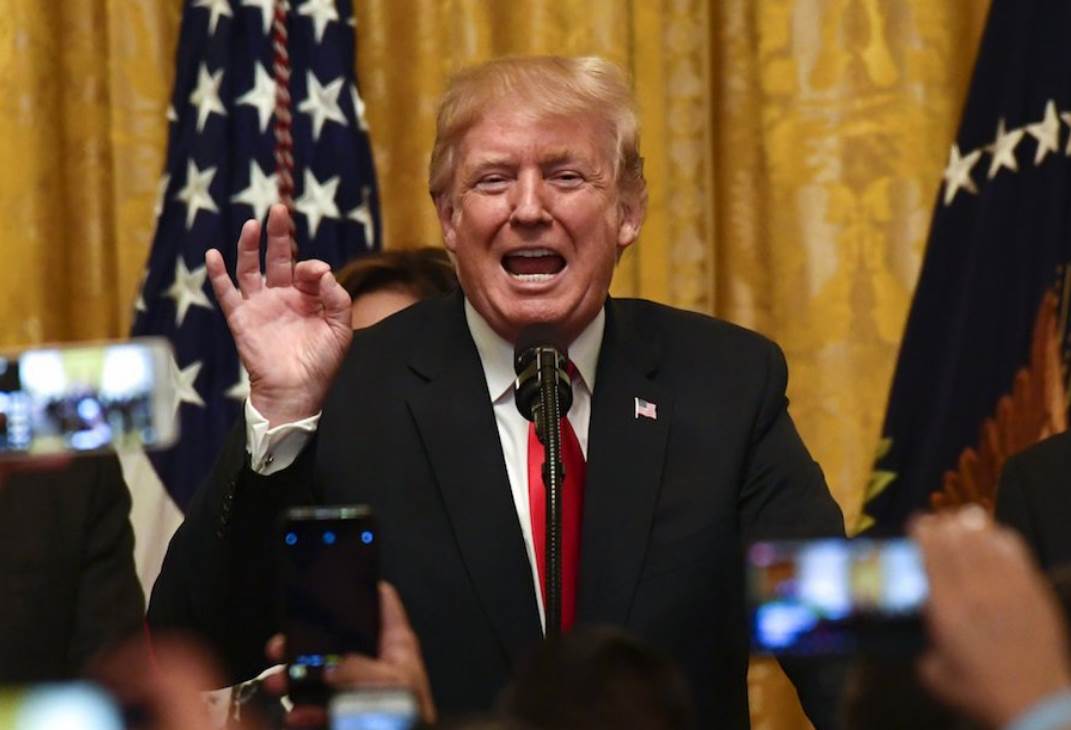 Trump pide a hispanos en EUA honrar a una sola bandera