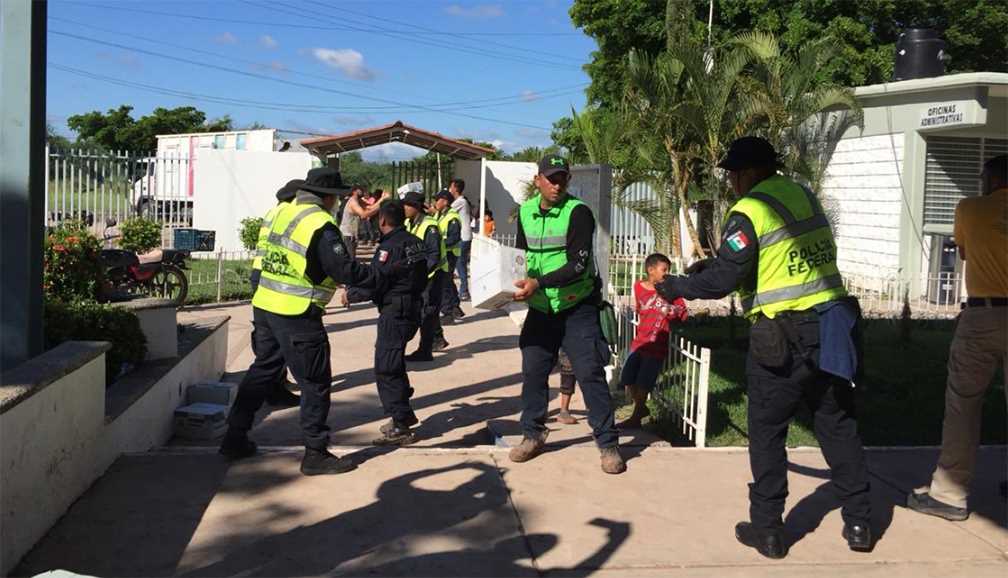 Reparten 12 toneladas de despensas en Sinaloa tras inundaciones