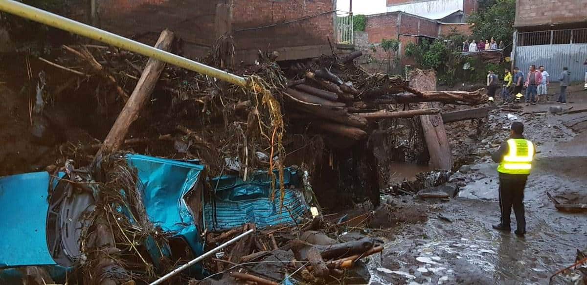 Tres muertos tras desbordamiento del río Cutio, en Michoacán
