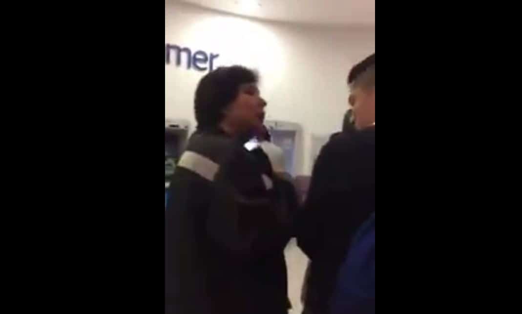 #LadyCajero agrede e insulta a joven en fila del banco