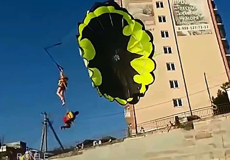Dos jóvenes sufren aterrador accidente en parapente