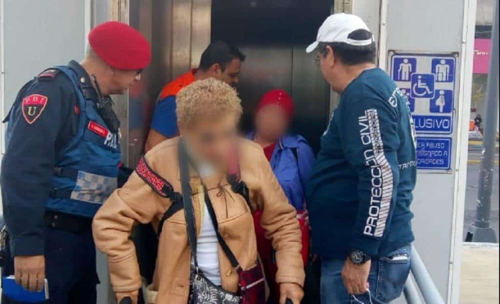 Abuelitas quedan encerradas en elevador del Metro