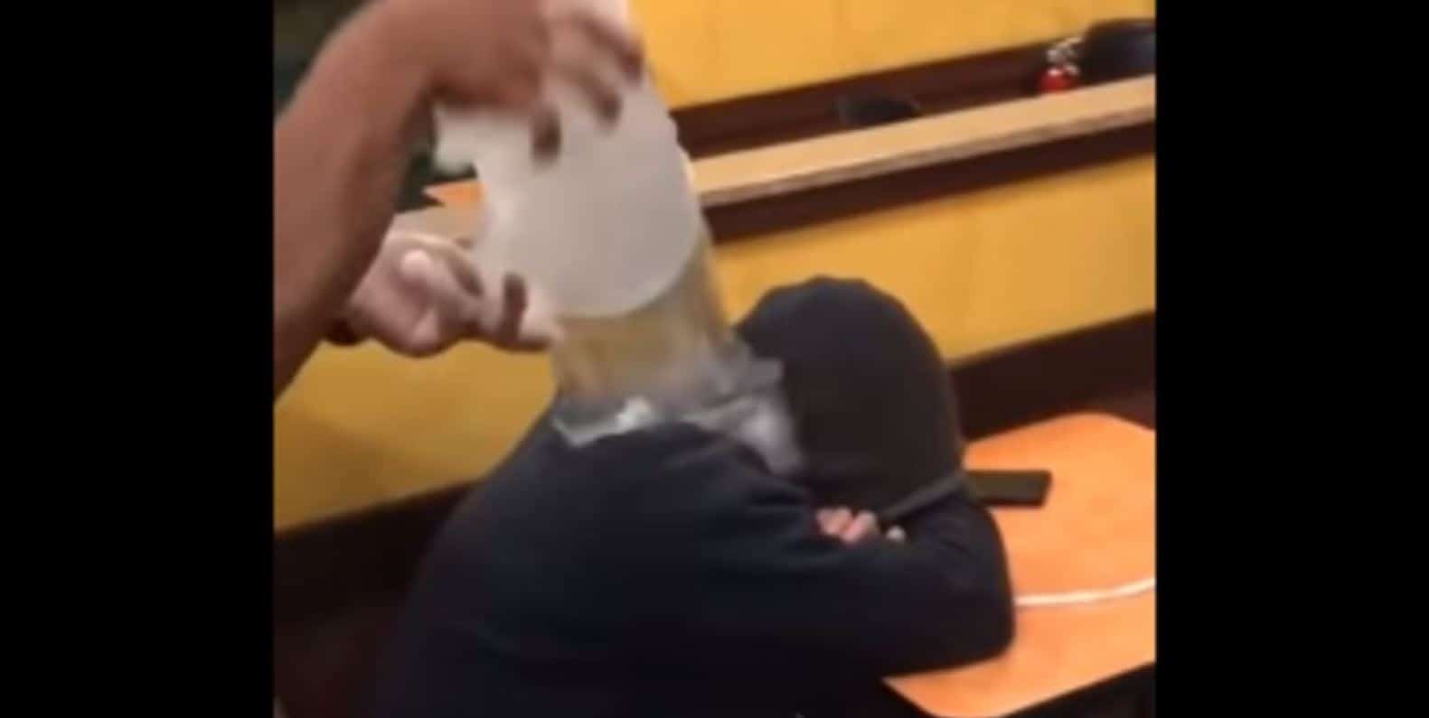 Empleados de cafetería bañan con agua fría a indigente y lo corren
