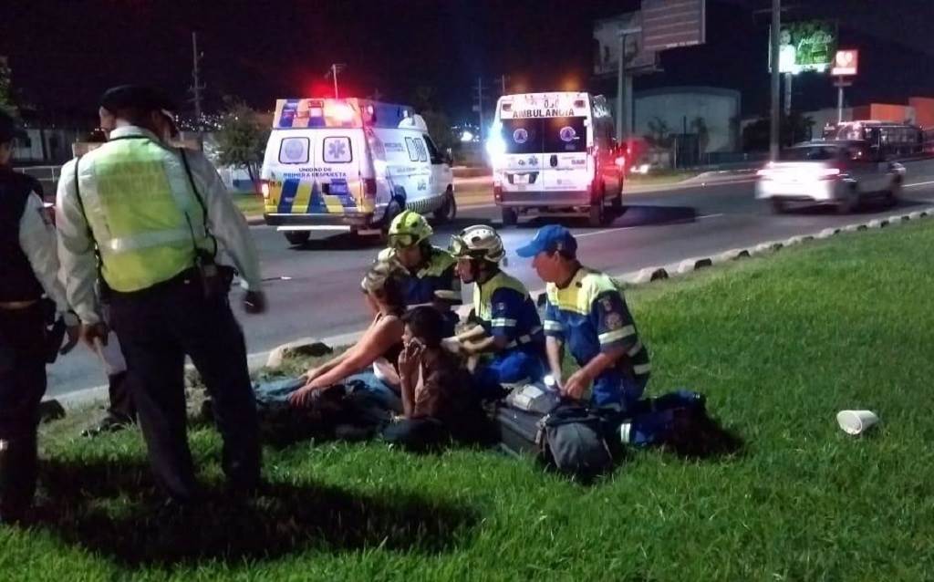 Vuelcan madre e hijo en Santa Catarina