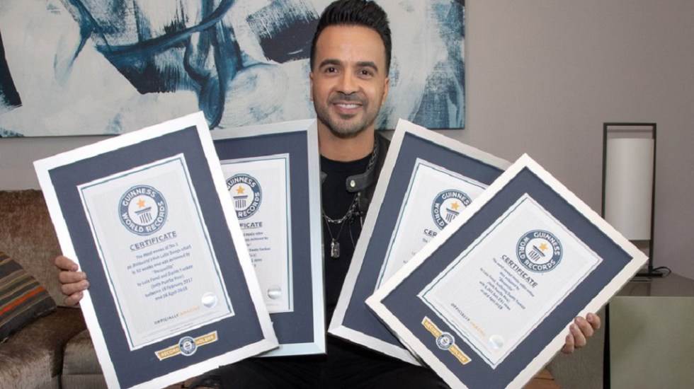 Entregan a Luis Fonsi 7 reconocimientos de récord Guinnes por Despacito