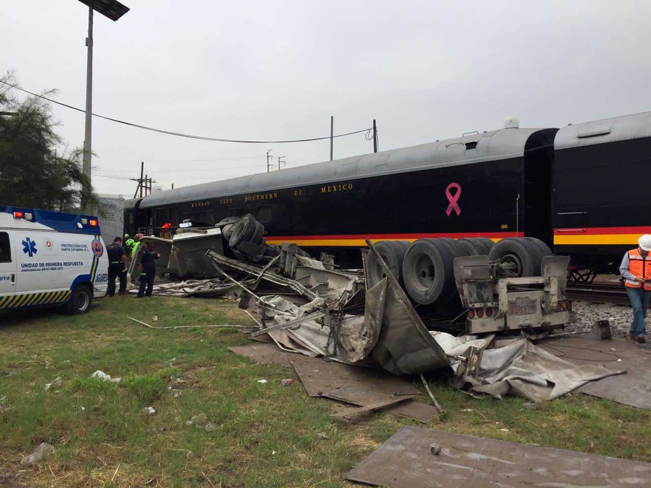 Tráiler intenta ganarle paso al tren y es impactado